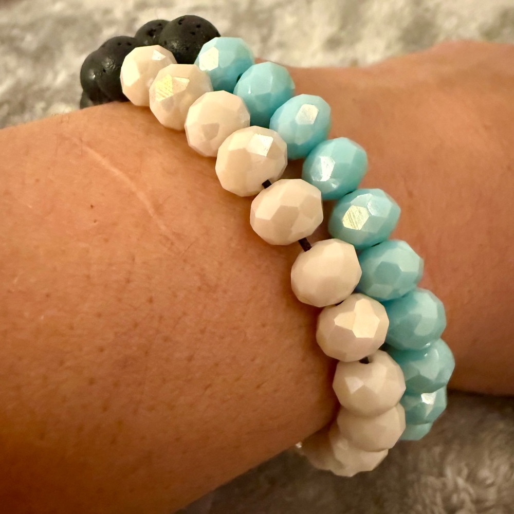 Elegant Blue and White Beaded Bracelet - Picture 3 of 8